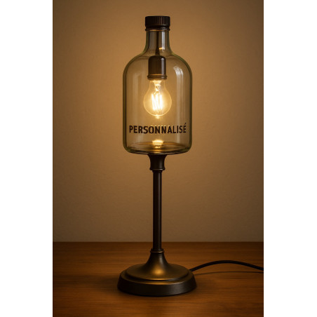 Offrez une lampe personnalisable en verre givré avec base en métal bronze. Un éclairage chaleureux et perssonalisable.