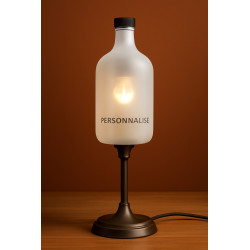 Offrez une lampe personnalisable en verre givré avec base en métal bronze. Un éclairage chaleureux et perssonalisable.