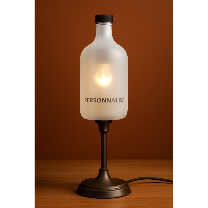 Offrez une lampe personnalisable en verre givré avec base en métal bronze. Un éclairage chaleureux et perssonalisable.